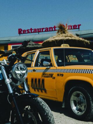 Il est sans conteste devenu l’artiste dijonnais le plus connu de France. Si sa notoriété a largement dépassé nos frontières depuis le carton international du film Balle perdue diffusé sur Netflix, notre homme n’oublie pas d’où il vient. Au point de revendiquer sa « Dijonnitude ». Un bel ambassadeur pour notre capitale bourguignonne, mais aussi du groupe Savy dont il porte les couleurs depuis deux ans. C’est entre deux tournages qu’il s’est prêté l’été dernier, pour Monsieur en Bourgogne, au jeu d’un road trip en plein cœur de sa Bourgogne adorée.
