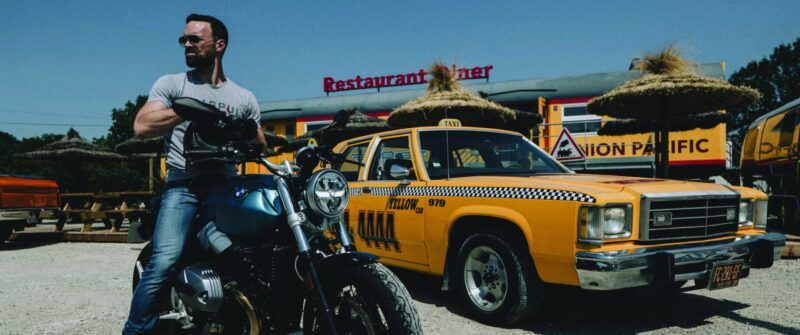 Il est sans conteste devenu l’artiste dijonnais le plus connu de France. Si sa notoriété a largement dépassé nos frontières depuis le carton international du film Balle perdue diffusé sur Netflix, notre homme n’oublie pas d’où il vient. Au point de revendiquer sa « Dijonnitude ». Un bel ambassadeur pour notre capitale bourguignonne, mais aussi du groupe Savy dont il porte les couleurs depuis deux ans. C’est entre deux tournages qu’il s’est prêté l’été dernier, pour Monsieur en Bourgogne, au jeu d’un road trip en plein cœur de sa Bourgogne adorée.