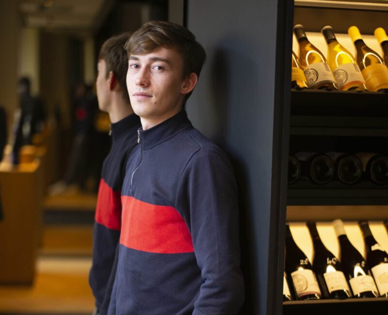 À la fois boutique, cave et espace de dégustation, le 20 by La Cloche a ouvert ses portes en septembre. Cent cinquante références soigneusement sélectionnées par Charles-Antoine Musitelli, un sommelier qui, à seulement 24 ans, a déjà de la bouteille.