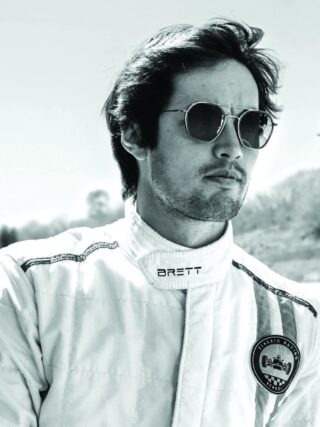 Plus qu’un style de montures, c’est un art de vivre que prône la marque Brett. Entre élégance et virilité, leurs lunettes au style néo-vintage proposent un véritable voyage temporel dans l’univers du cinéma et de la mécanique des années 1970.