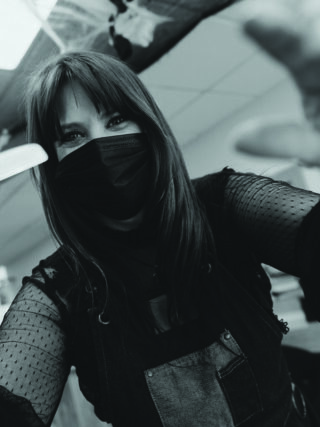 C’est à deux pas de la maison de son enfance, au centre-ville de Dijon, que Jessica a ouvert Jessi-B, un salon de coiffure pas comme les autres. Ici, on se soucie du « bien-être de la personne » et de son « image d’elle ». Avec une attention particulière pour l’homme, sa barbe et ce que véhicule sa mise en valeur pour le bonheur de tous.