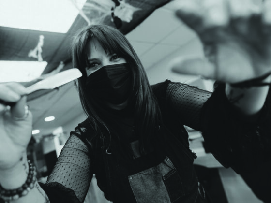 C’est à deux pas de la maison de son enfance, au centre-ville de Dijon, que Jessica a ouvert Jessi-B, un salon de coiffure pas comme les autres. Ici, on se soucie du « bien-être de la personne » et de son « image d’elle ». Avec une attention particulière pour l’homme, sa barbe et ce que véhicule sa mise en valeur pour le bonheur de tous.