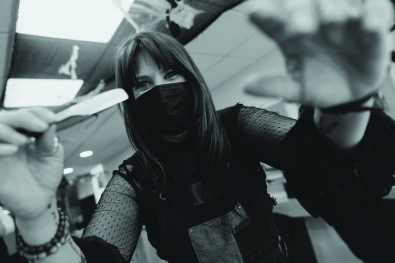 C’est à deux pas de la maison de son enfance, au centre-ville de Dijon, que Jessica a ouvert Jessi-B, un salon de coiffure pas comme les autres. Ici, on se soucie du « bien-être de la personne » et de son « image d’elle ». Avec une attention particulière pour l’homme, sa barbe et ce que véhicule sa mise en valeur pour le bonheur de tous.