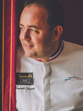 Chef étoilé du Mont-Joly à Sampans, près de Dole, Romuald Fassenet est le coach du Team France pour les Bocuse D’Or. Un passionné de partage et de transmission qui avait déjà accompagné les équipes du Japon et de l’Australie auparavant.