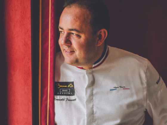 Chef étoilé du Mont-Joly à Sampans, près de Dole, Romuald Fassenet est le coach du Team France pour les Bocuse D’Or. Un passionné de partage et de transmission qui avait déjà accompagné les équipes du Japon et de l’Australie auparavant.