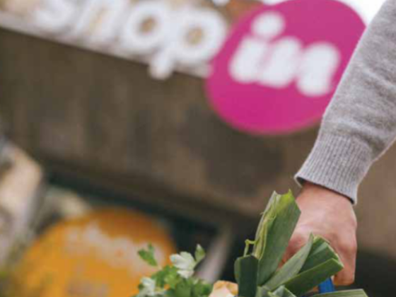 Toujours en quête d’innovation pour venir en aide aux commerçants et artisans dijonnais, la fédération Shop in Dijon met en place un tout nouveau service : Les Paniers des halles. Un moyen facile de faire venir les produits frais et locaux du marché sans bouger de chez vous.