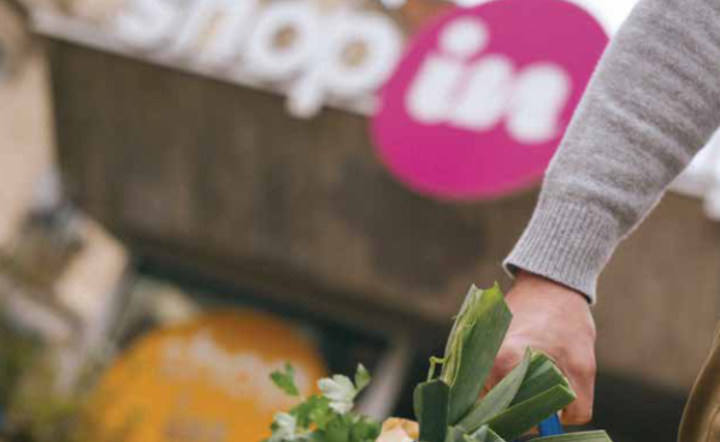 Toujours en quête d’innovation pour venir en aide aux commerçants et artisans dijonnais, la fédération Shop in Dijon met en place un tout nouveau service : Les Paniers des halles. Un moyen facile de faire venir les produits frais et locaux du marché sans bouger de chez vous.