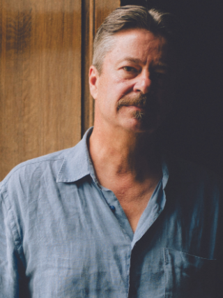 Troquant son costume d’agent dans la série 10 % pour l’uniforme du Colonel Bernard, Thibault de Montalembert a joué Eugène Labiche en Bourgogne. Après un magnifique lever de rideau au château d’Arcelot et un apérothéâtre au Clos de Vougeot, la compagnie bourguignonne Célébration 43 a tourné de château en château, et toujours en plein air s’il-vous-plaît.