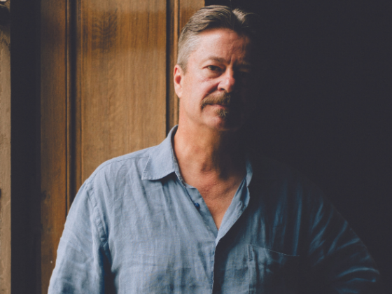 Troquant son costume d’agent dans la série 10 % pour l’uniforme du Colonel Bernard, Thibault de Montalembert a joué Eugène Labiche en Bourgogne. Après un magnifique lever de rideau au château d’Arcelot et un apérothéâtre au Clos de Vougeot, la compagnie bourguignonne Célébration 43 a tourné de château en château, et toujours en plein air s’il-vous-plaît.