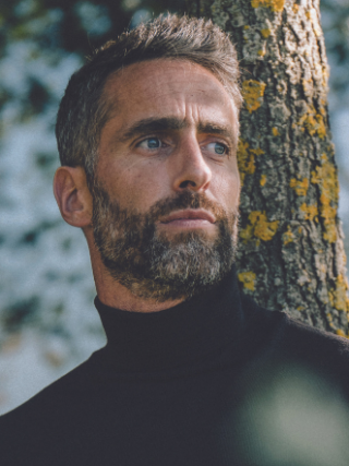 direction une institution dijonnaise, Nature d’homme, rue Amiral-Roussin. Une boutique imaginée par Frédéric Lesueur comme un appartement cosy et un prolongement de chez soi