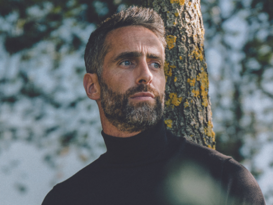 direction une institution dijonnaise, Nature d’homme, rue Amiral-Roussin. Une boutique imaginée par Frédéric Lesueur comme un appartement cosy et un prolongement de chez soi