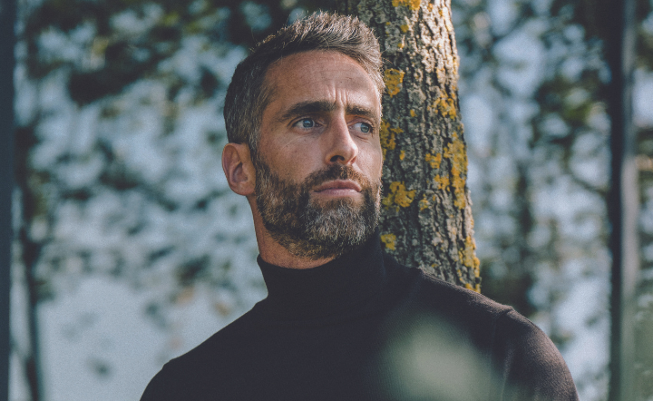 direction une institution dijonnaise, Nature d’homme, rue Amiral-Roussin. Une boutique imaginée par Frédéric Lesueur comme un appartement cosy et un prolongement de chez soi