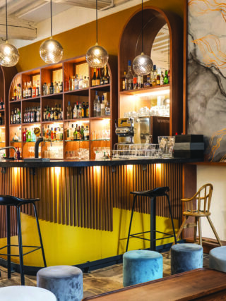 Monument historique de la cité dijonnaise, la célèbre Maison Philippe le Bon a fait le choix de se renouveler malgré un contexte difficile de crise sanitaire. À commencer par son bar-bistrot Le 19, témoin du parfait mélange entre authenticité et modernité.