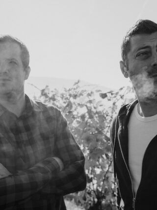 Au Petit Bonheur fait partie de ces adresses cachées qu’on aimerait presque garder pour nous. Entre soirées concerts de folie, cuisine raffinée et cave d’exception, un restaurant n’a jamais aussi bien porté son nom.