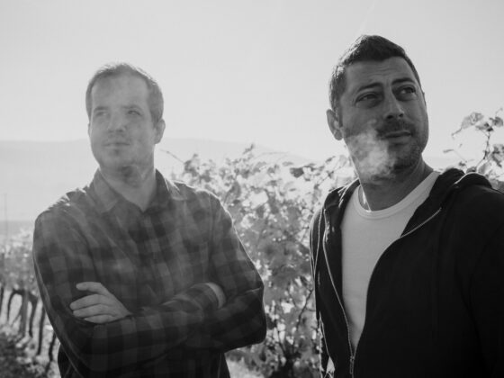 Au Petit Bonheur fait partie de ces adresses cachées qu’on aimerait presque garder pour nous. Entre soirées concerts de folie, cuisine raffinée et cave d’exception, un restaurant n’a jamais aussi bien porté son nom.