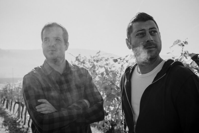 Au Petit Bonheur fait partie de ces adresses cachées qu’on aimerait presque garder pour nous. Entre soirées concerts de folie, cuisine raffinée et cave d’exception, un restaurant n’a jamais aussi bien porté son nom.