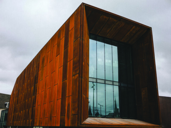 Dernière ligne droite pour la Cité internationale de la gastronomie et du vin, qui ouvrira au printemps prochain au cœur de Dijon, sur le site de l’ancien hôpital général. Un équipement culturel de dimension internationale qui va renforcer l’attractivité touristique de la capitale régionale. Et dont l’effet se fait déjà sentir puisque sa présence est l’un des atouts qui ont convaincu l’Organisation internationale du vin d’implanter son siège à Dijon.