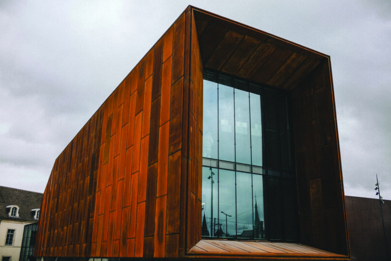 Dernière ligne droite pour la Cité internationale de la gastronomie et du vin, qui ouvrira au printemps prochain au cœur de Dijon, sur le site de l’ancien hôpital général. Un équipement culturel de dimension internationale qui va renforcer l’attractivité touristique de la capitale régionale. Et dont l’effet se fait déjà sentir puisque sa présence est l’un des atouts qui ont convaincu l’Organisation internationale du vin d’implanter son siège à Dijon.