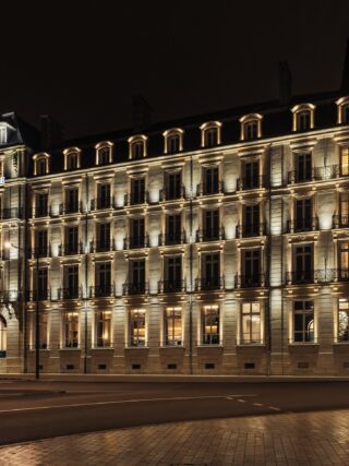 Avec sa vue imprenable sur la place Darcy, La Cloche fait la fierté de la capitale des Ducs. Un hôtel de luxe, mais aussi un restaurant bistronomique, un bar cosy, un spa et, depuis la rentrée, une boutique de vin : visite de ce monument devenu incontournable en compagnie du directeur, Antoine Munoz.