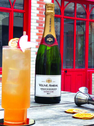 Premier producteur de crémant de Bourgogne, Veuve Ambal, basée à Montagny-lès-Beaune, est avant tout une maison familiale plus que centenaire très attachée à son territoire. La rencontre avec Monsieur Moutarde, incarnation parfaite à Dijon du succès actuel des bars à cocktails haut-de-gamme, s’est faite tout naturellement, comme l’explique Colin Lach, le chef barman de l’établissement.