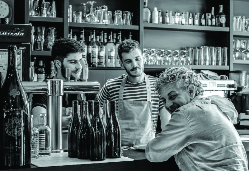 C’est un homme jovial et haut en couleurs qui accueille ses clients à L’Amarone, restaurant italien à Beaune. Heureux hasard, son établissement se trouve rue Buffon, le nom d’un joueur de football italien, élu meilleur gardien du monde. Il est parfois des coïncidences qui frisent l’ironie du sort.