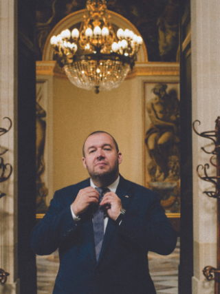 Représentant personnel du président de la République pour la gastronomie, l’alimentation et les arts culinaires. Pas mal non ? C’est en plein cœur de l’Assemblée nationale que Guillaume Gomez nous a reçu pour notre nouvel épisode DS Store – Bocuse d’Or.