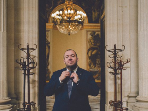 Représentant personnel du président de la République pour la gastronomie, l’alimentation et les arts culinaires. Pas mal non ? C’est en plein cœur de l’Assemblée nationale que Guillaume Gomez nous a reçu pour notre nouvel épisode DS Store – Bocuse d’Or.