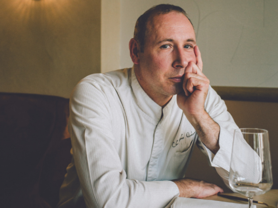 Il a la cuisine et les concours dans le sang. Christophe Quéant a ouvert son établissement Le Carmin à Beaune en octobre 2014. Une étoile plus tard, il se remémore un parcours animé par l’envie de toujours « se rapprocher de la perfection. »
