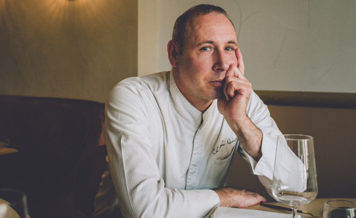 Il a la cuisine et les concours dans le sang. Christophe Quéant a ouvert son établissement Le Carmin à Beaune en octobre 2014. Une étoile plus tard, il se remémore un parcours animé par l’envie de toujours « se rapprocher de la perfection. »