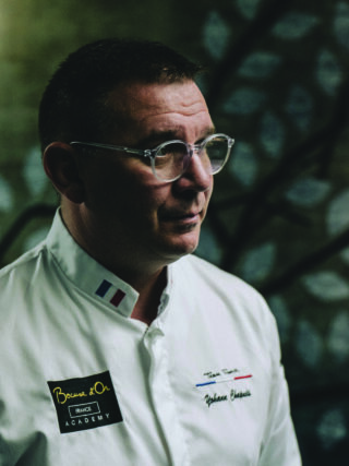 C’est le coach technique de l’équipe des Bocuse d’Or, « le co-pilote » comme il aime à le rappeler. Amoureux de la Bourgogne, Yohann Chapuis se distingue depuis des années pour la cuisine raffinée qu’il propose dans son restaurant La Greuze à Tournus.