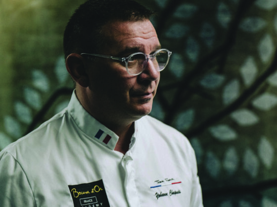 C’est le coach technique de l’équipe des Bocuse d’Or, « le co-pilote » comme il aime à le rappeler. Amoureux de la Bourgogne, Yohann Chapuis se distingue depuis des années pour la cuisine raffinée qu’il propose dans son restaurant La Greuze à Tournus.