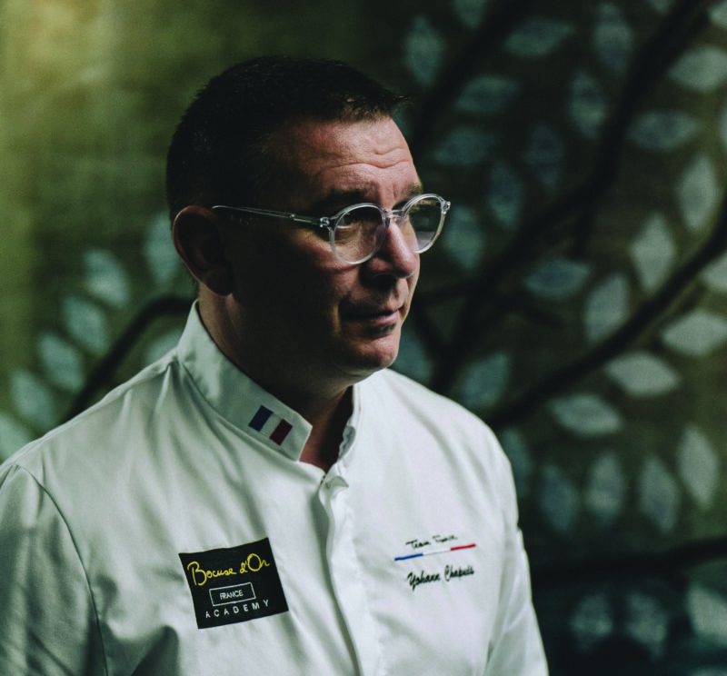 C’est le coach technique de l’équipe des Bocuse d’Or, « le co-pilote » comme il aime à le rappeler. Amoureux de la Bourgogne, Yohann Chapuis se distingue depuis des années pour la cuisine raffinée qu’il propose dans son restaurant La Greuze à Tournus.