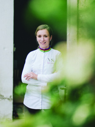 Championne du monde des arts sucrés en 2018, Marie Simon est une jeune prodige de 27 ans qui porte haut et fort les couleurs de la team France au Bocuse d’Or. Installée à Beaune depuis fin 2020, cette hyperactive des cuisines propose des pâtisseries tout en finesse. Un délice pour les yeux comme pour le palais.