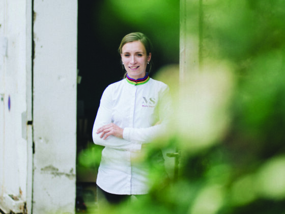 Championne du monde des arts sucrés en 2018, Marie Simon est une jeune prodige de 27 ans qui porte haut et fort les couleurs de la team France au Bocuse d’Or. Installée à Beaune depuis fin 2020, cette hyperactive des cuisines propose des pâtisseries tout en finesse. Un délice pour les yeux comme pour le palais.