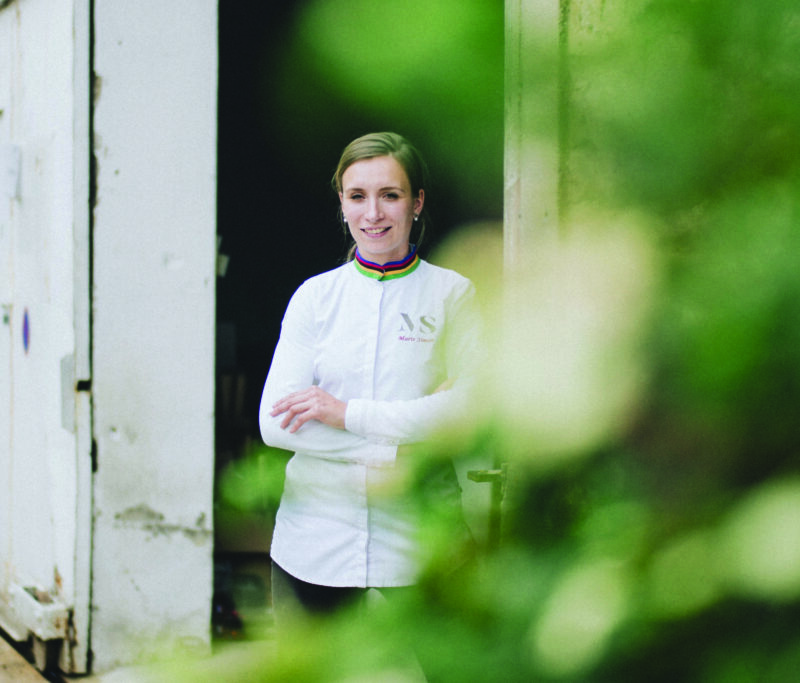 Championne du monde des arts sucrés en 2018, Marie Simon est une jeune prodige de 27 ans qui porte haut et fort les couleurs de la team France au Bocuse d’Or. Installée à Beaune depuis fin 2020, cette hyperactive des cuisines propose des pâtisseries tout en finesse. Un délice pour les yeux comme pour le palais.
