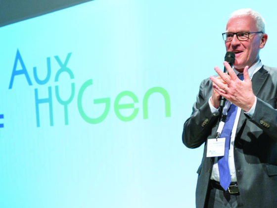 Auxerre roule pour l’hydrogène. Les premiers bus urbains utilisant cette énergie circulent sur le réseau Léo depuis le mois de septembre. EDF et sa filiale Hynamics sont aux manettes de la station de production d’hydrogène de la Turgotine, la plus puissante de France, première pierre d’un écosystème local autour de cette énergie d’avenir porteuse d’innovations.