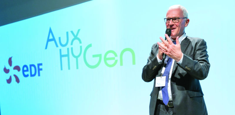 Auxerre roule pour l’hydrogène. Les premiers bus urbains utilisant cette énergie circulent sur le réseau Léo depuis le mois de septembre. EDF et sa filiale Hynamics sont aux manettes de la station de production d’hydrogène de la Turgotine, la plus puissante de France, première pierre d’un écosystème local autour de cette énergie d’avenir porteuse d’innovations.