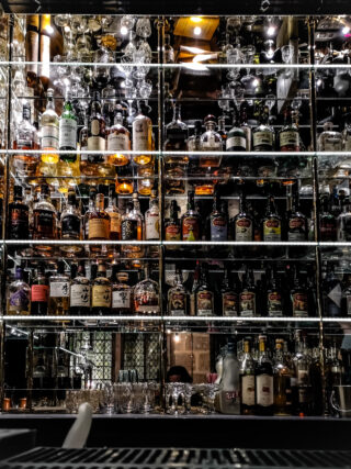 Sous son toit en tuiles vernissées de Bourgogne et derrière sa façade du XIIIe siècle se cache un Monsieur Moutarde bien connu des Dijonnais. Mystérieux, étonnant et élégant, ce speakeasy semble loin de nous avoir révélé tous les nombreux secrets qu’il renferme.