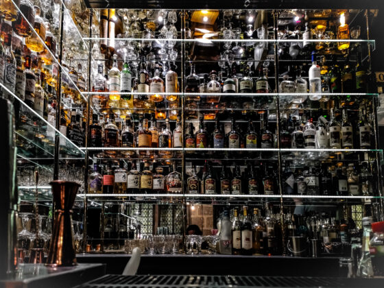 Sous son toit en tuiles vernissées de Bourgogne et derrière sa façade du XIIIe siècle se cache un Monsieur Moutarde bien connu des Dijonnais. Mystérieux, étonnant et élégant, ce speakeasy semble loin de nous avoir révélé tous les nombreux secrets qu’il renferme.