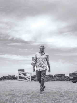 Pascal Wagner est l’homme idéal pour s’aventurer dans les Climats du vignoble de Bourgogne. Il connaît par cœur l’histoire et l’économie viticoles, il connaît celles et ceux qui ont les pieds dans la vigne, il sait dénicher les bonnes adresses. Suivez le guide.