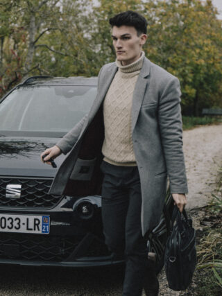 Signe des temps, on a besoin d’être partout et vite. Mais ce qu’on aime aussi, c’est rouler intelligent et avoir le choix. Alors, quand la concession DB Auto de Chenôve nous a parlé de sa nouvelle offre mobilité Seat Move, nous avons sauté sur l’occasion pour la faire tester à notre journaliste Quentin Scavardo. Un pack trois en un, incluant une voiture, un scooter et une trottinette électrique.