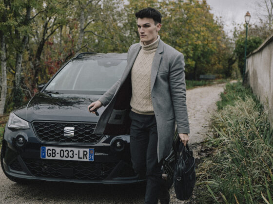 Signe des temps, on a besoin d’être partout et vite. Mais ce qu’on aime aussi, c’est rouler intelligent et avoir le choix. Alors, quand la concession DB Auto de Chenôve nous a parlé de sa nouvelle offre mobilité Seat Move, nous avons sauté sur l’occasion pour la faire tester à notre journaliste Quentin Scavardo. Un pack trois en un, incluant une voiture, un scooter et une trottinette électrique.